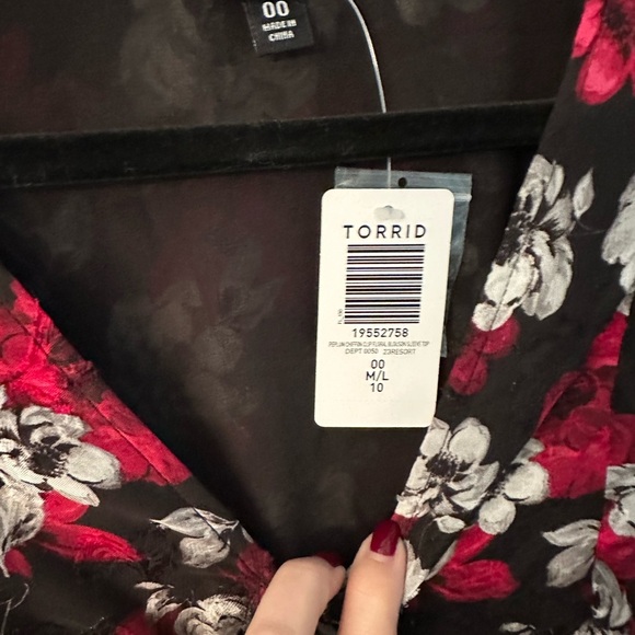 TORRID Size 00 0X XL Red White Peplum Chiffon Floral Top NWT R$59 - Picture 6 of 11
